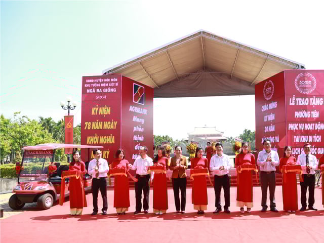 Các đại biểu tại lễ trao tặng. Các đại biểu tại lễ trao tặng.