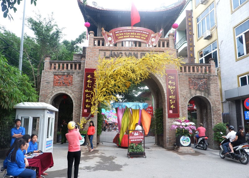 Cồng làng Vạn Phúc, lực lượng thanh niên đã túc trực đón tiếp khách. Cồng làng Vạn Phúc, lực lượng thanh niên đã túc trực đón tiếp khách.