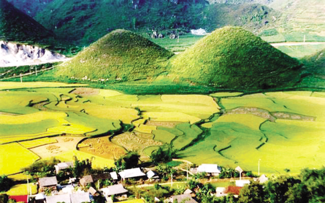 Núi Đôi một trong những điểm du lịch tại xã Quản Bạ, huyện Quản Bạ, Hà Giang. Núi Đôi một trong những điểm du lịch tại xã Quản Bạ, huyện Quản Bạ, Hà Giang.