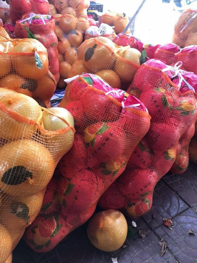 Tại chợ đầu mối, bưởi Trung Quốc có giá sỉ từ 13.000-22.000 đồng/quả.