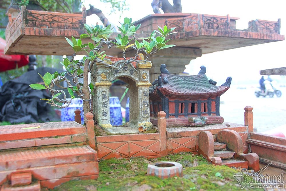 Cổng làng rêu phong, cổ kính, một khung cảnh quá đỗi yên bình và thân thuộc ở các làng quê Bắc Bộ. Cổng làng rêu phong, cổ kính, một khung cảnh quá đỗi yên bình và thân thuộc ở các làng quê Bắc Bộ.