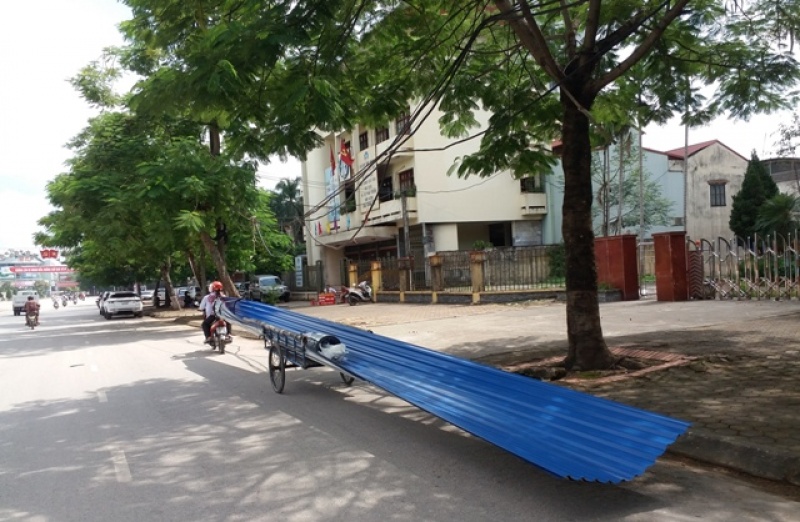 Một chiếc xe kéo mái tôn vi phạm luật giao thông Một chiếc xe kéo mái tôn vi phạm luật giao thông