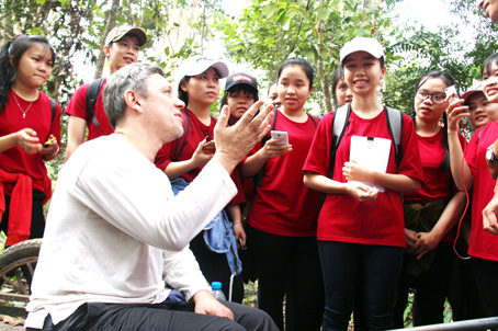 Đây còn là dịp để học sinh giao tiếp với người nước ngoài. Đây còn là dịp để học sinh giao tiếp với người nước ngoài.