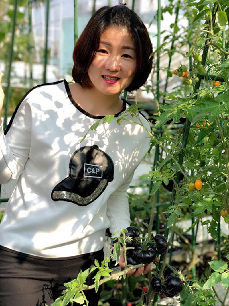Khu vườn sân thượng nhà chị Phương được quy hoạch ngăn nắp và gọn gàng. Cạnh những bịch dâu là khu trồng rau và nhiều loại trái cây khác. Khu vườn sân thượng nhà chị Phương được quy hoạch ngăn nắp và gọn gàng. Cạnh những bịch dâu là khu trồng rau và nhiều loại trái cây khác.