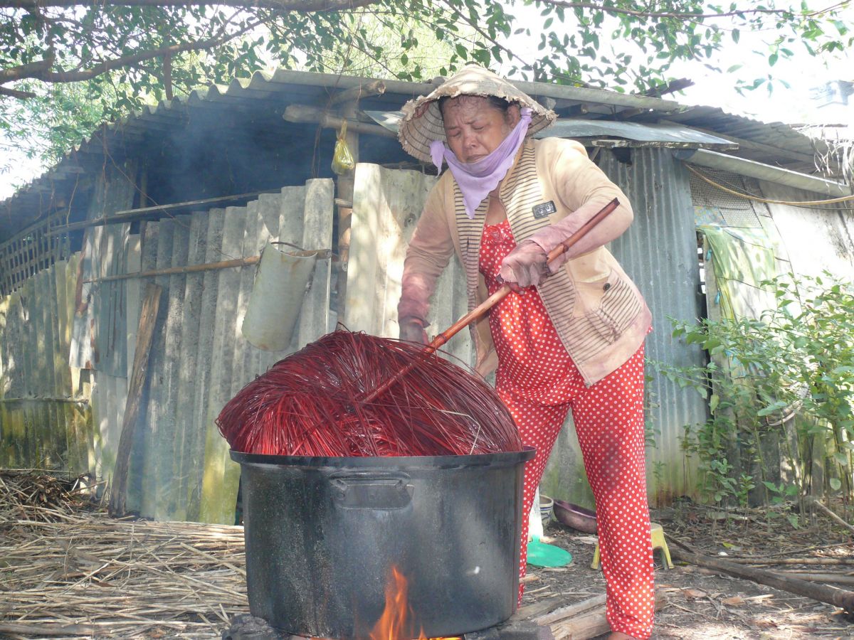 Những sợi lác đầy màu sắc tạo nên thương hiệu chiếu nổi tiếng Cà Mau. Những sợi lác đầy màu sắc tạo nên thương hiệu chiếu nổi tiếng Cà Mau.
