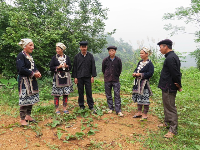 Đứng theo hình chữ V là cách đứng để hát Páo dung giao duyên của đồng bào dân tộc Dao.