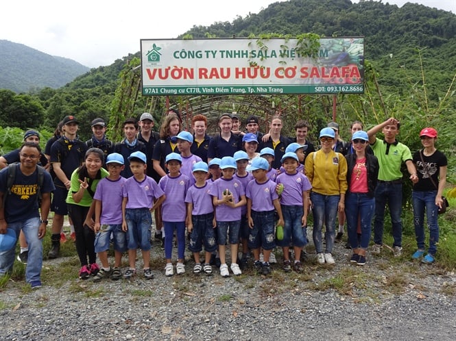Công ty Sala thường xuyên tổ chức các buổi tham quan mô hình để người dân và du khách có thể hiểu rõ quy trình trồng rau sạch ở đây. Công ty Sala thường xuyên tổ chức các buổi tham quan mô hình để người dân và du khách có thể hiểu rõ quy trình trồng rau sạch ở đây.