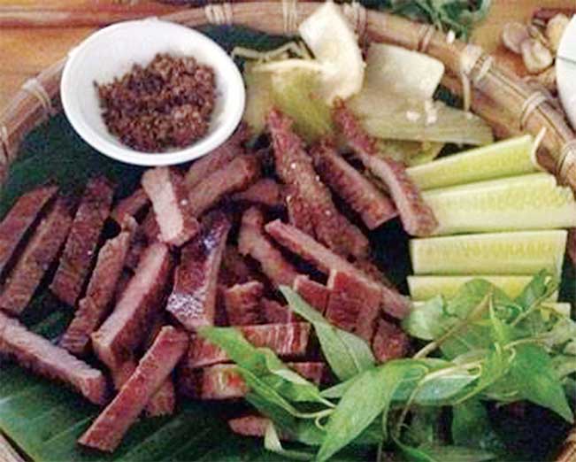 Món bò một nắng muối kiến vàng. Hùng Phiên Món bò một nắng muối kiến vàng. Hùng Phiên
