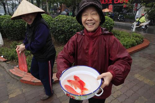 Người dân mang cá chép đi thả để tiễn ông Công, ông Táo lên chầu trời vào ngày 23 tháng Chạp.