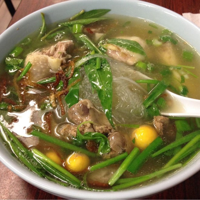 Trên mâm cơm Tết cổ truyền không thể thiếu bát canh miến. Trên mâm cơm Tết cổ truyền không thể thiếu bát canh miến.