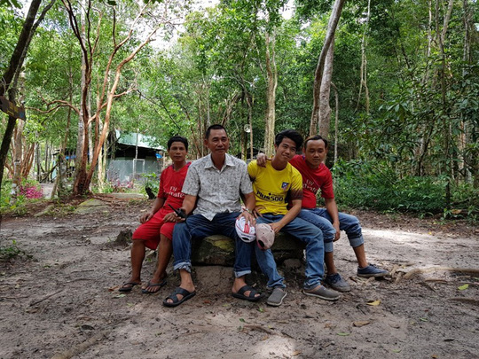 Ông Chung (áo trắng) và nhân viên trung tâm. Ông Chung (áo trắng) và nhân viên trung tâm.