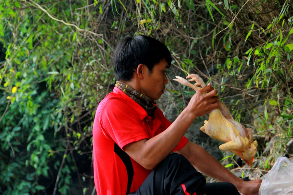 Bạn nên tự chuẩn bị lương thực, thực phẩm và nước uống để làm tiệc nướng BBQ.