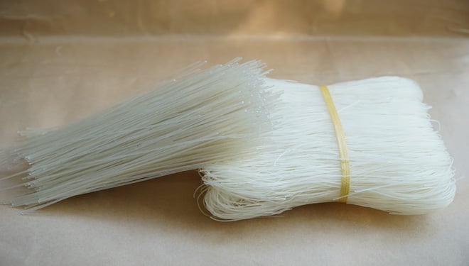 Hiện nay trên thị trường có rất nhiều loại miến, miến trắng trong, miến vàng ruộm, miến xám… Hiện nay trên thị trường có rất nhiều loại miến, miến trắng trong, miến vàng ruộm, miến xám…