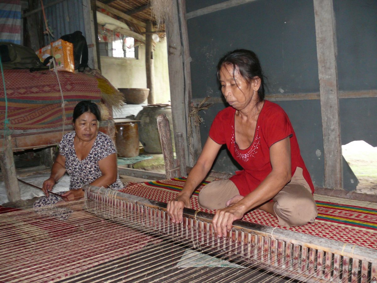 Từ đôi bàn tay khéo léo, hàng trăm nghìn chiếc chiếu đẹp tỏa đi muôn nơi. Từ đôi bàn tay khéo léo, hàng trăm nghìn chiếc chiếu đẹp tỏa đi muôn nơi.