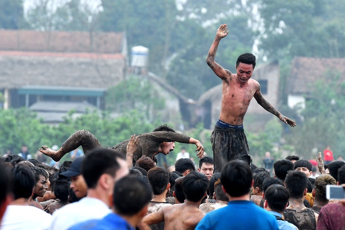 Trước khi diễn ra lễ hội lần này, Bộ Văn hóa Thể thao và Du lịch đã có công văn khẩn đề nghị tỉnh Phú Thọ chấn chỉnh, không để xảy ra tình trạng bạo lực, phản cảm ở Lễ hội Phết Hiền Quan 2018. Nhưng với mong muốn lấy được phết, mang lại may mắn đầu năm, một số thanh niên sẵn sàng trèo lên người khác. 