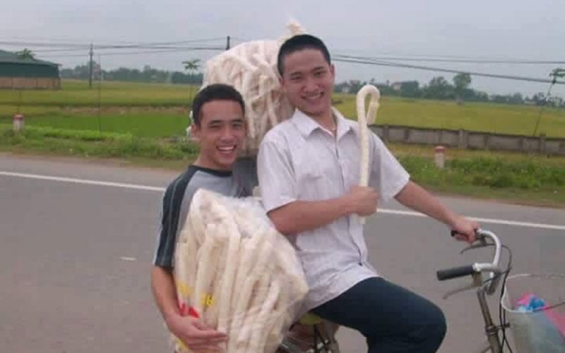Đi nổ bóng ra khỏi cửa hàng xay xát đầy bao, về đến nhà hao gần nửa vì thanh niên trong xóm xin dọc đường. Đi nổ bóng ra khỏi cửa hàng xay xát đầy bao, về đến nhà hao gần nửa vì thanh niên trong xóm xin dọc đường.
