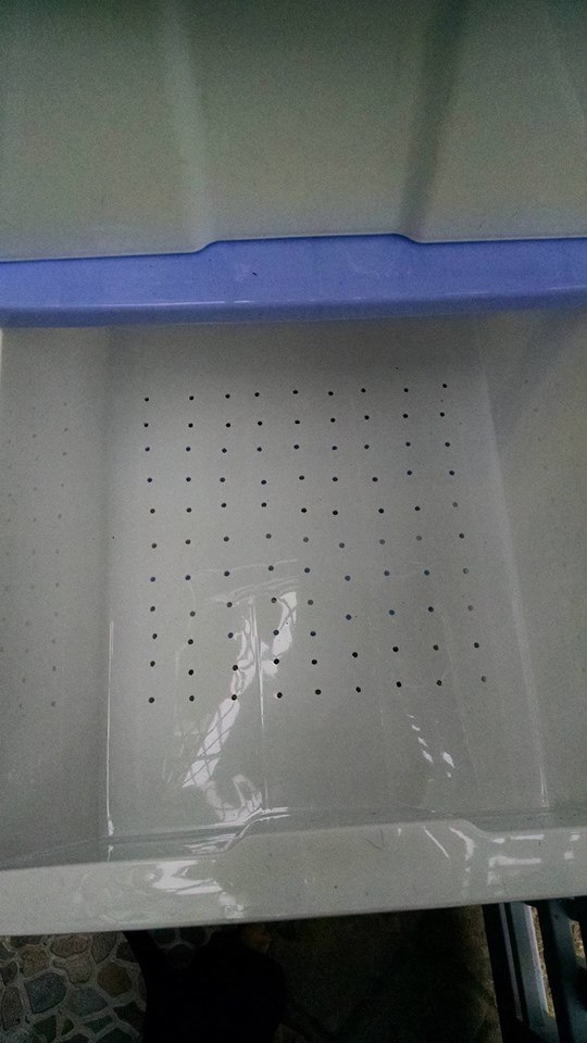 Đục lỗ 3 ngăn phía trên. Đục lỗ 3 ngăn phía trên.