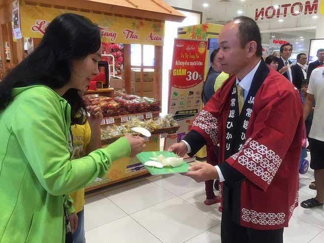 Ông Takimoto Koji, Trưởng đại diện JETRO tại TP.HCM, mời người Việt dùng thử lê. Ảnh: TÚ UYÊN Ông Takimoto Koji, Trưởng đại diện JETRO tại TP.HCM, mời người Việt dùng thử lê. Ảnh: TÚ UYÊN