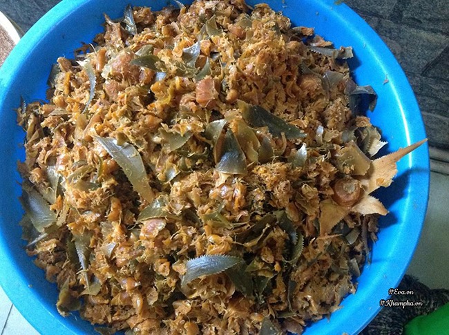 Bã chia nhỏ vun vào dưới các gốc cây. Bã chia nhỏ vun vào dưới các gốc cây.