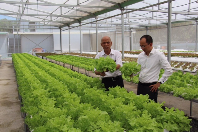 Doanh nhân Peter Hồng (bên trái) đang giới thiệu sản phẩm với đối tác. Doanh nhân Peter Hồng (bên trái) đang giới thiệu sản phẩm với đối tác.