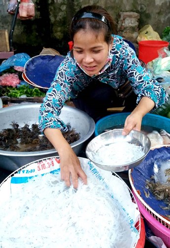 Vị ngọt, thơm và mềm của cá dễ dàng mê hoặc bất kì ai lần đầu thưởng thức. Lạ ở chỗ, những con cá tuy bé và không xương nhưng lúc được nấu chín thì lại rất dai mà không hề nhũn nát. Do vậy, không chỉ người lớn mà trẻ con cũng rất thích loại cá này. (Ảnh: báo Hòa Bình) Vị ngọt, thơm và mềm của cá dễ dàng mê hoặc bất kì ai lần đầu thưởng thức. Lạ ở chỗ, những con cá tuy bé và không xương nhưng lúc được nấu chín thì lại rất dai mà không hề nhũn nát. Do vậy, không chỉ người lớn mà trẻ con cũng rất thích loại cá này. (Ảnh: báo Hòa Bình)
