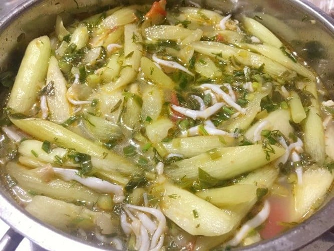 Cá ngần sông Đà không chỉ được người dân quanh khu vực sông ưa chuộng mà còn được nhiều du khách gần xa biết đến và yêu thích. Ngày ngày, những mớ cá trắng phau được phủ đầy đá, nằm gọn gẽ trong thùng xốp vẫn rong ruổi trên các xe ô tô khách về với mọi miền. (Ảnh: Báo Đầu tư bất động sản.) Cá ngần sông Đà không chỉ được người dân quanh khu vực sông ưa chuộng mà còn được nhiều du khách gần xa biết đến và yêu thích. Ngày ngày, những mớ cá trắng phau được phủ đầy đá, nằm gọn gẽ trong thùng xốp vẫn rong ruổi trên các xe ô tô khách về với mọi miền. (Ảnh: Báo Đầu tư bất động sản.)