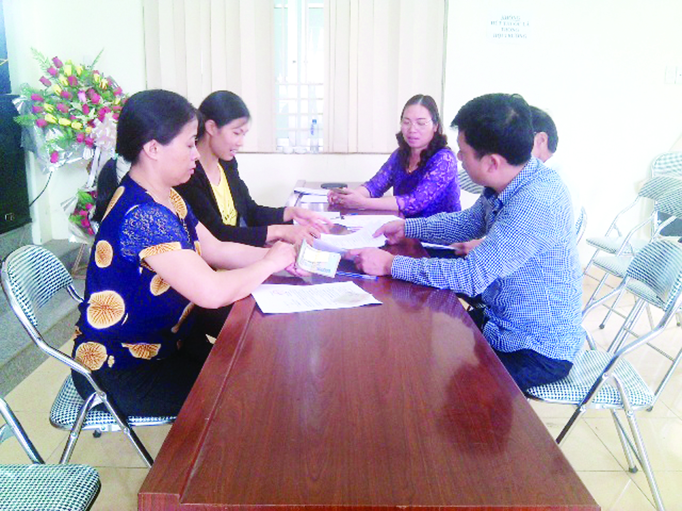 Lãnh đạo Hội ND tỉnh Cao Bằng giải ngân Quỹ HTND tại phường Sông Hiến, TP Cao Bằng. Ảnh: TH Lãnh đạo Hội ND tỉnh Cao Bằng giải ngân Quỹ HTND tại phường Sông Hiến, TP Cao Bằng. Ảnh: TH