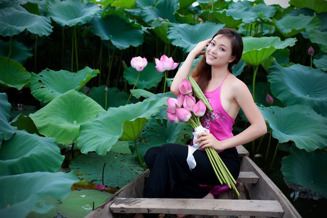 Đầm sen có diện tích khá rộng thỏa sức cho bạn sáng tạo những bức ảnh đẹp. Ảnh: Facebook Vườn sen Bát Tràng Đầm sen có diện tích khá rộng thỏa sức cho bạn sáng tạo những bức ảnh đẹp. Ảnh: Facebook Vườn sen Bát Tràng