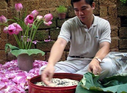 Nghệ nhân trà Hoàng Anh Sướng giới thiệu các công đoạn làm trà sen thủ công. Nghệ nhân trà Hoàng Anh Sướng giới thiệu các công đoạn làm trà sen thủ công.