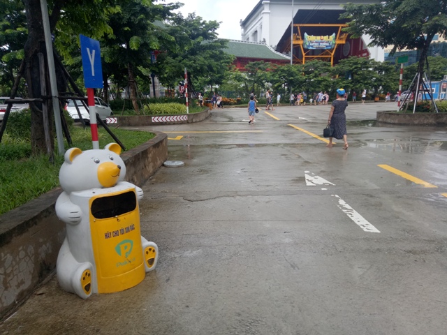 Các thùng rác được lặp đặt đều đặn, với nhiều hình thù ngộ nghĩnh thuận tiện cho du khách bỏ rác vào thùng. Các thùng rác được lặp đặt đều đặn, với nhiều hình thù ngộ nghĩnh thuận tiện cho du khách bỏ rác vào thùng.