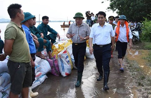 Chủ tịch UBND TP Hà Nội Nguyễn Đức Chung kiểm tra tình hình ngập lụt tại khu vực đê tả sông Bùi huyện Chương Mỹ. Chủ tịch UBND TP Hà Nội Nguyễn Đức Chung kiểm tra tình hình ngập lụt tại khu vực đê tả sông Bùi huyện Chương Mỹ.