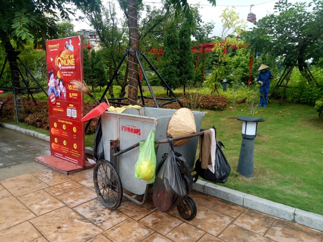 Nhân viên vệ sinh môi trường tích cực quét rác làm sạch vườn hoa, thảm cỏ tại Sun World Halong Complex. Nhân viên vệ sinh môi trường tích cực quét rác làm sạch vườn hoa, thảm cỏ tại Sun World Halong Complex.