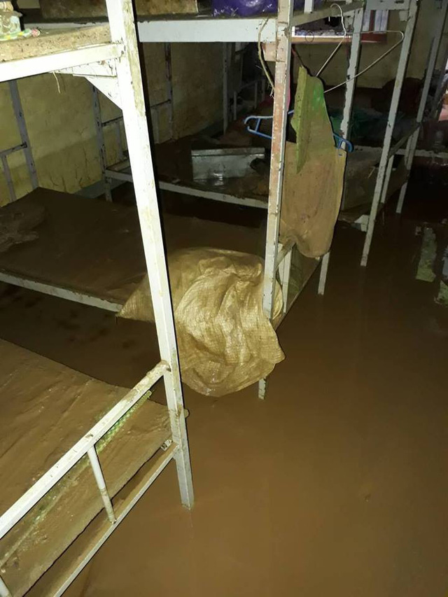 Toàn bộ học sinh buộc phải trở về nhà vì khu vực nội trú của trường đã bị ngập. Toàn bộ học sinh buộc phải trở về nhà vì khu vực nội trú của trường đã bị ngập.
