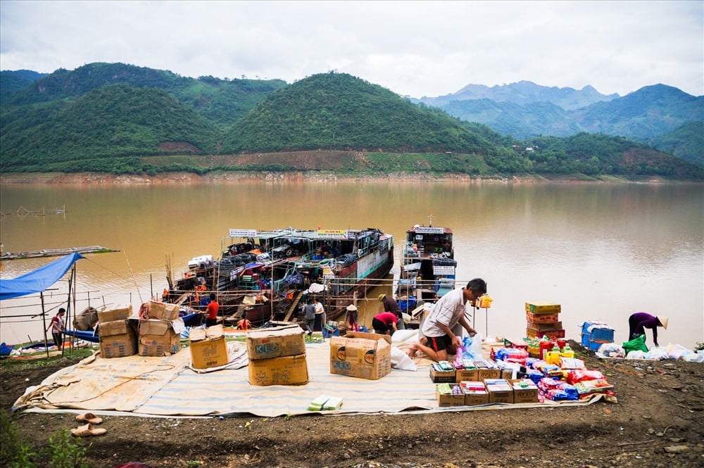 Những thuyền buôn ngược xuôi sông Đà táp vào bờ để dự chợ phiên. Những thuyền buôn ngược xuôi sông Đà táp vào bờ để dự chợ phiên.