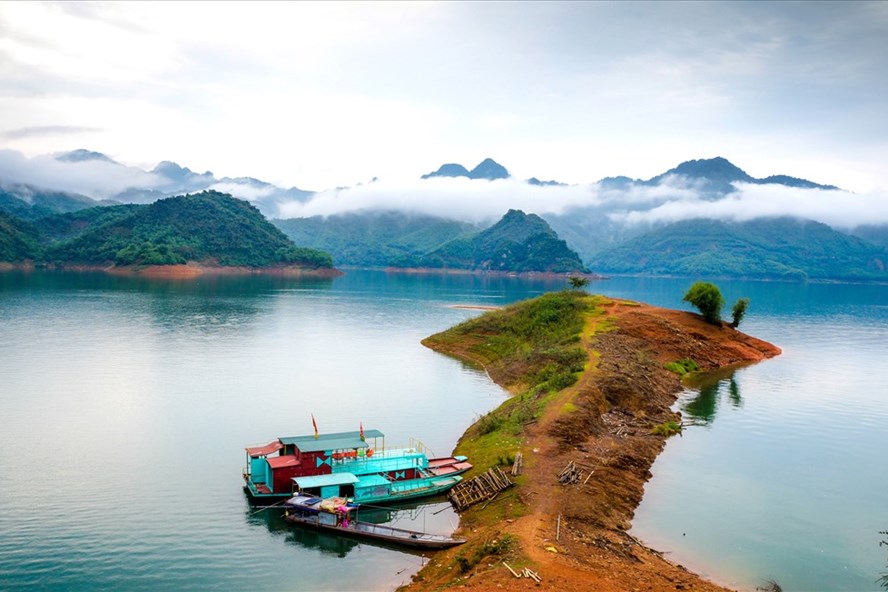Mây núi và dòng sông Đà trong sáng tinh sương. Mây núi và dòng sông Đà trong sáng tinh sương.