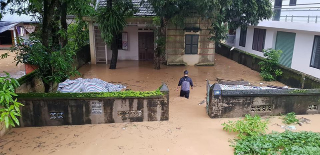 Nước lũ lên quá nhanh nên nhiều người dân không kịp vận chuyển đồ đạc. Nước lũ lên quá nhanh nên nhiều người dân không kịp vận chuyển đồ đạc.