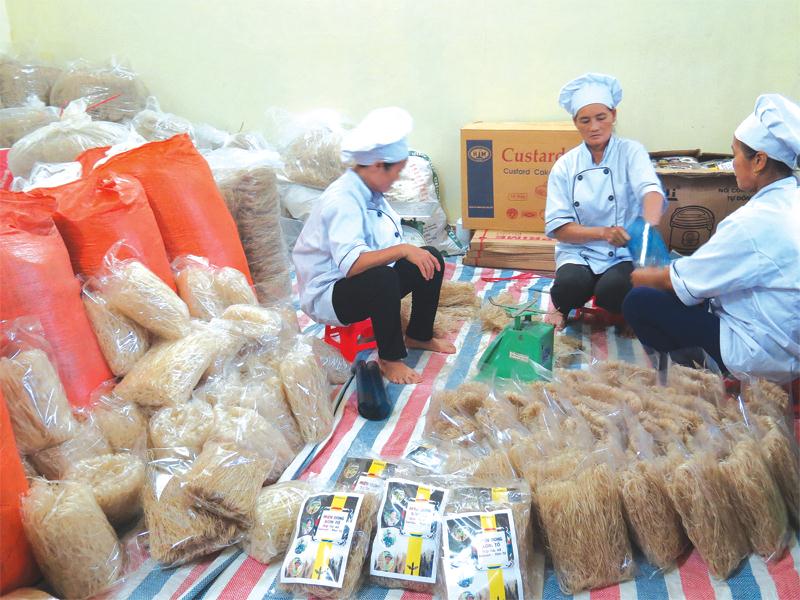 Đóng gói miến sạch ở xóm Tổ (xã Phượng Tiến, huyện Định Hóa, Thái Nguyên). Ảnh: K.T Đóng gói miến sạch ở xóm Tổ (xã Phượng Tiến, huyện Định Hóa, Thái Nguyên). Ảnh: K.T