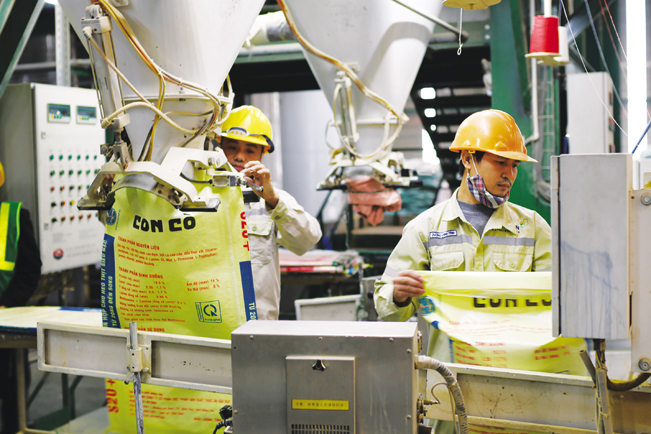 Công nhân đóng bao thức ăn chăn nuôi tại nhà máy thức ăn chăn nuôi tiêu chuẩn Global GAP tại tỉnh Nghệ An. Công nhân đóng bao thức ăn chăn nuôi tại nhà máy thức ăn chăn nuôi tiêu chuẩn Global GAP tại tỉnh Nghệ An.