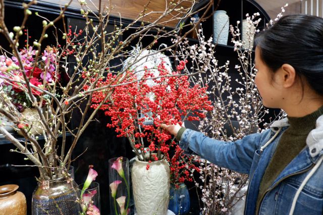 Mỗi bình hoa đào đỏ nhập khẩu đều có giá tiền triệu. Mỗi bình hoa đào đỏ nhập khẩu đều có giá tiền triệu.