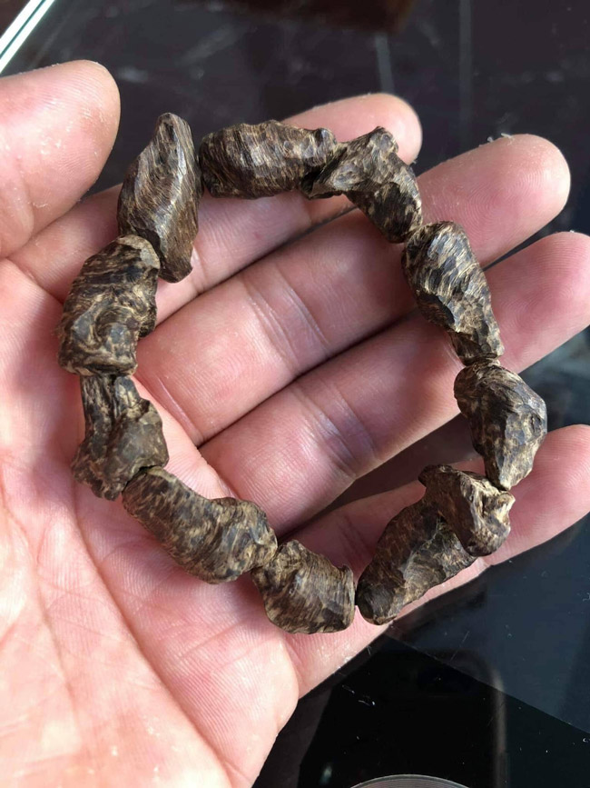 Chiếc vòng trầm. Chiếc vòng trầm.