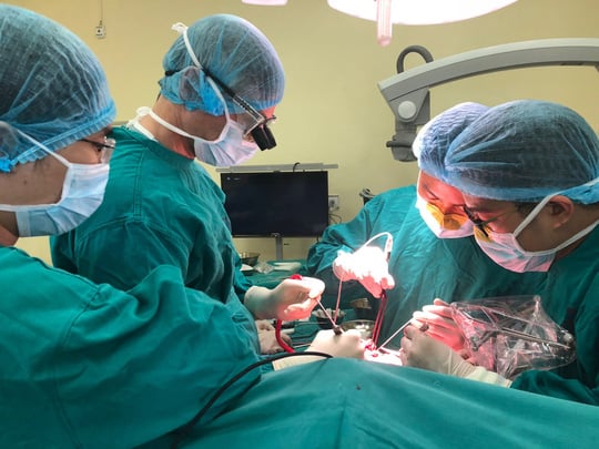 Các bác sĩ phẫu thuật vét khối nang sán trong não bệnh nhân. Các bác sĩ phẫu thuật vét khối nang sán trong não bệnh nhân.