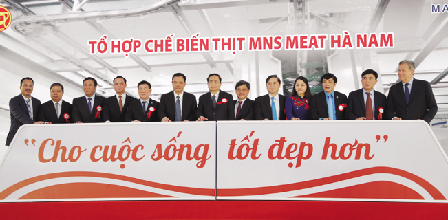 Đại diện các Bộ, ngành T.Ư và địa phương bấm nút chính thức đưa vào vận hành Tổ hợp chế biến thịt MNS Meat Hà Nam. Đại diện các Bộ, ngành T.Ư và địa phương bấm nút chính thức đưa vào vận hành Tổ hợp chế biến thịt MNS Meat Hà Nam.