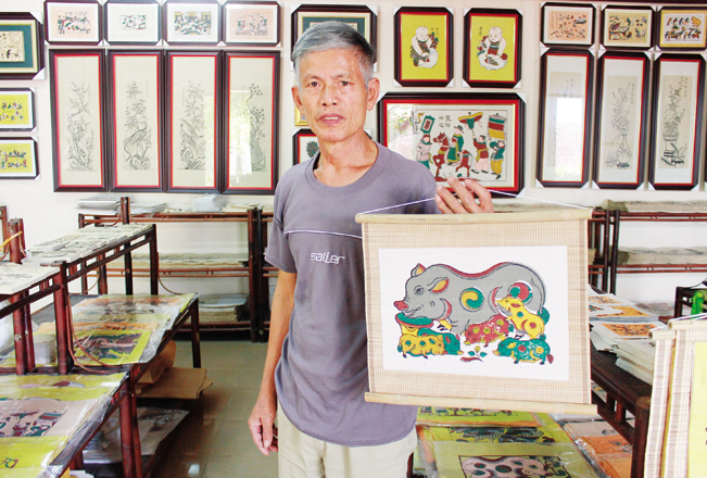 Nghệ nhân Nguyễn Đăng Chế bên bức tranh lợn âm dương nổi tiếng làng Đông Hồ. Nghệ nhân Nguyễn Đăng Chế bên bức tranh lợn âm dương nổi tiếng làng Đông Hồ.