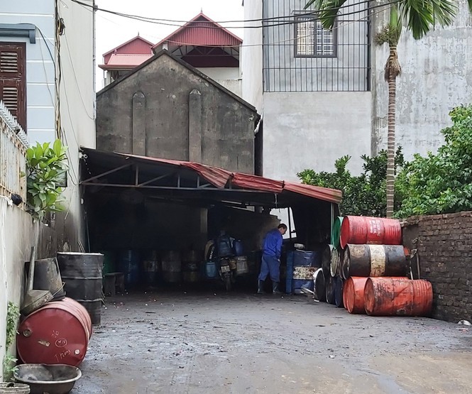 Cận cảnh làng thu gom dầu nhớt thải lớn nhất miền Bắc - Ảnh 9.