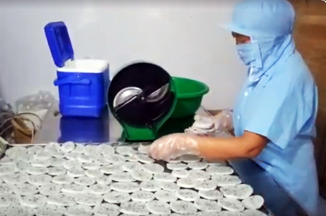 Nông dân làm mứt, rượu vang thanh long để xuất khẩu - Ảnh 1. Nông dân làm mứt, rượu vang thanh long để xuất khẩu - Ảnh 1.