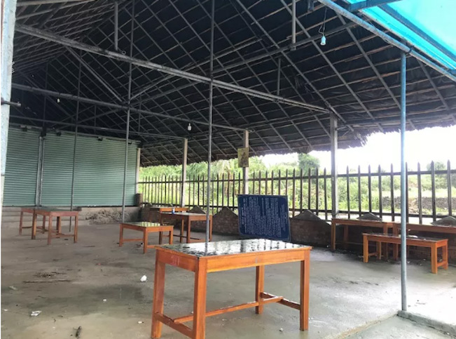 Nhiều hàng quán đóng cửa, bỏ hoang và tìm cách bán, sang nhượng vì ế ẩm. Nhiều hàng quán đóng cửa, bỏ hoang và tìm cách bán, sang nhượng vì ế ẩm.