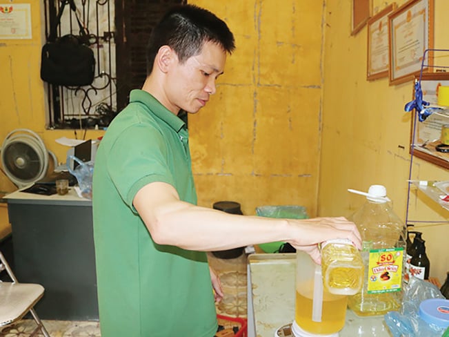 Thầy Toàn trong phòng thí nghiệm chế tạo xà phòng từ hương hồi. Thầy Toàn trong phòng thí nghiệm chế tạo xà phòng từ hương hồi.