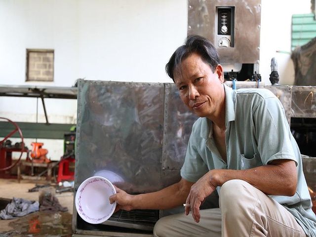 Theo như ông Trung đánh giá, chiếc máy rửa chén nhanh và khá sạch. Ảnh: Huy Trường Theo như ông Trung đánh giá, chiếc máy rửa chén nhanh và khá sạch. Ảnh: Huy Trường