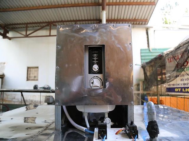Hệ thống nước nóng để rửa chén được ông Trung dùng bình nóng lạnh khá an toàn. Ảnh: Huy Trường Hệ thống nước nóng để rửa chén được ông Trung dùng bình nóng lạnh khá an toàn. Ảnh: Huy Trường