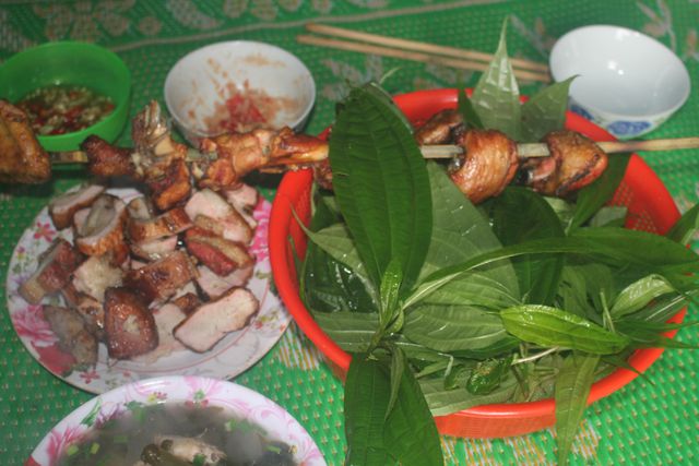 Lá Blu Kít thường ăn với các loại thịt nướng.